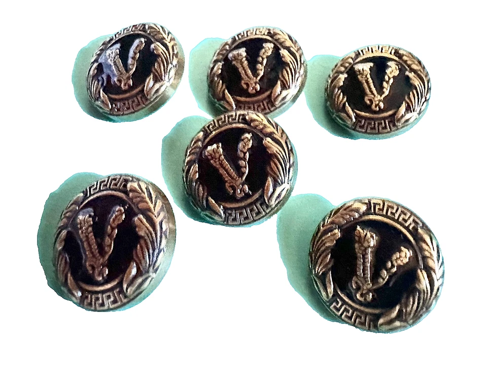6 Versace Knöpfe 20mm / 2cm, SCHWARZ / ANTIK GOLD Metall V LOGO VERSACE BUTTONS  - Bild 3 von 4