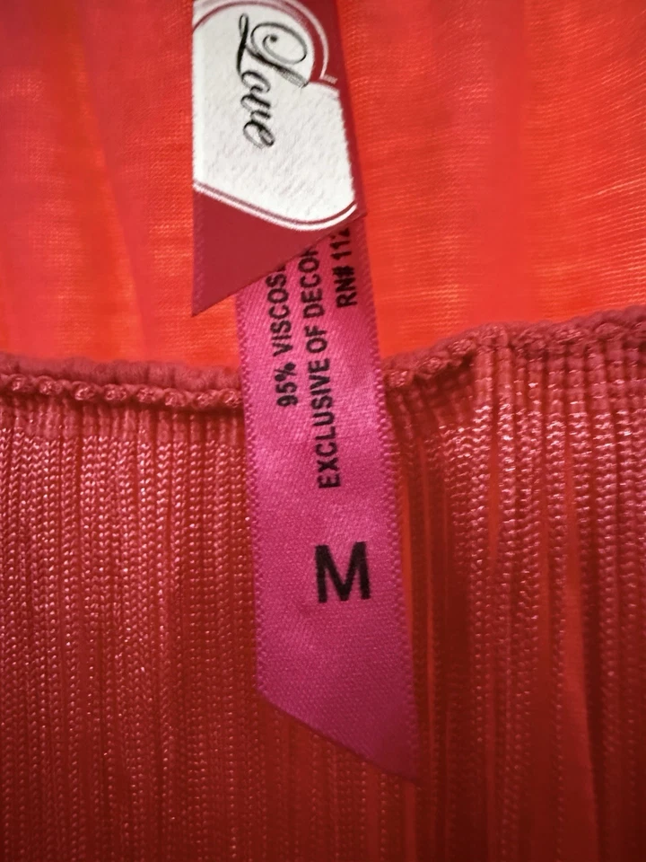 Maxi vestido sin tirantes rosa lápiz labial Christina Love con flecos en la parte superior y pedrería Foto 3 de 4