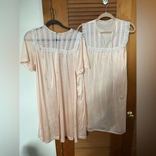Special Editions Matching Nightgown and Robe in peach Size Large VTG