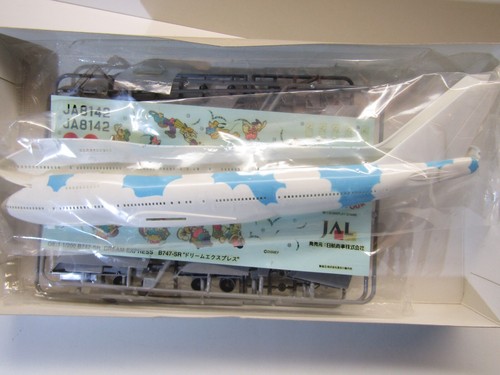 Hasegawa 1:200 Scale JAL Dream Express Boeing 747SR Disney on Tour Model Kit - Picture 4 of 10