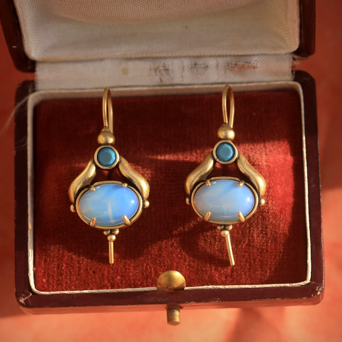 Boucles d'Oreilles Dormeuses Edwardien Doré Vieilli Mat Serti CZ Bleu