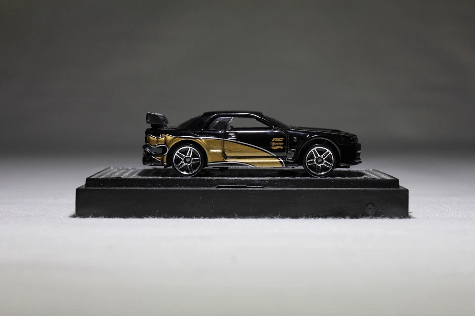 Paquete de 2 autos Hot Wheels Nissan Skyline negro y dorado Foto 4 de 4