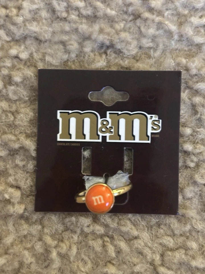 Anillo con dije naranja M&M tono dorado nuevo por Monet Jewelry Foto 4 de 4