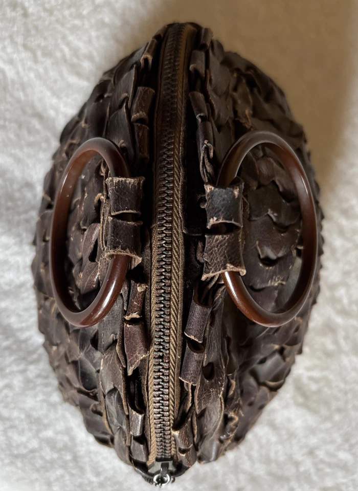 BOLSO PEQUEÑO DE CUERO TEJIDO MARRÓN AÑOS 30, ASAS DE CELLOIDE, CIERRE DE CREMALLERA METÁLICA Foto 3 de 4