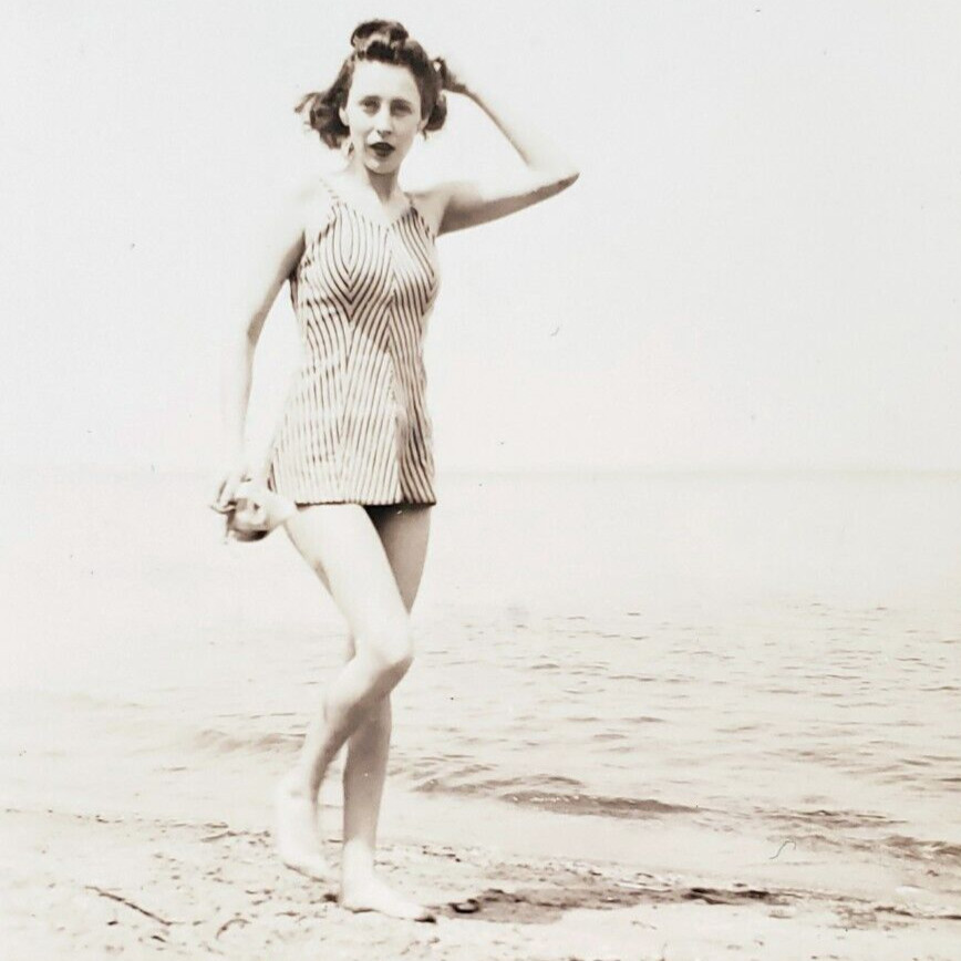 Stunningly Adorable Beach Babe Photo 1940s Swimsuit Woman Chesapeake