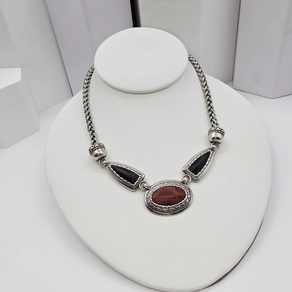 Collar gargantilla Brighton audaz con incrustaciones de cuero rojo y negro tono plata antiguo 16"  Foto 2 de 4