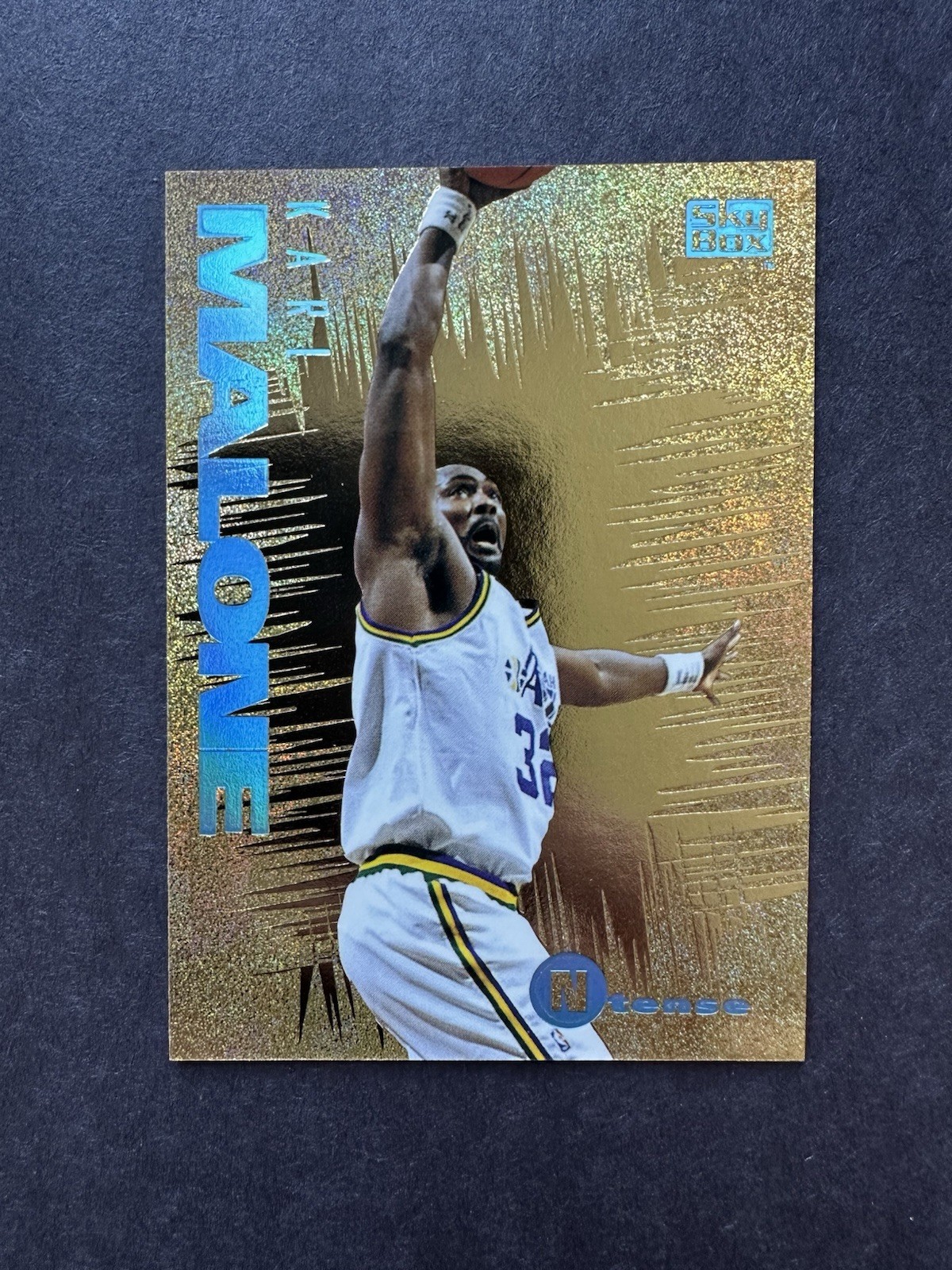 1994-95 Skybox Emotion - Ntense Karl Malone #5