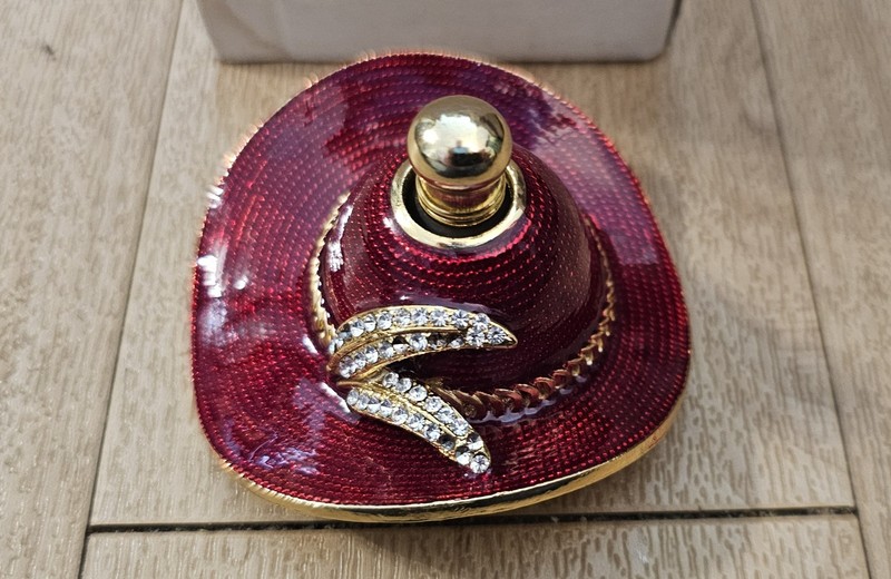 VTG RED HAT LADY SOCIETY ENAMEL PERFUME BOTTLE DESIGN Gold/Red Rhinestone NIB 