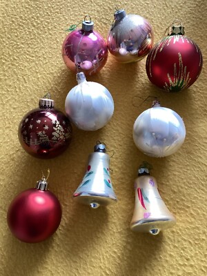 NEUN VINTAGE GLAS WEIHNACHTSSCHMUCK KUGELN MEHRFARBIG.