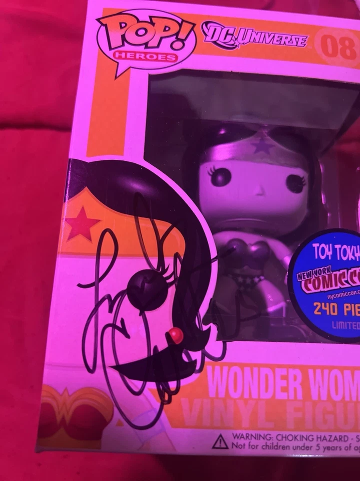 Funko Pop Toy Tokyo #08 Edição Limitada Mulher Maravilha, Assinado por Lynda Carter - Imagem 3 de 4
