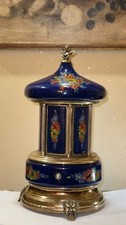 Reuge Carillon in ceramica blu con decori floreali, putto e base metallo