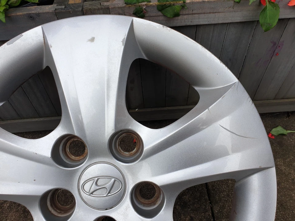 One Genuine Hyundai i30 15" Wheel Trim Hub Cap x1 - Image 3 of 4