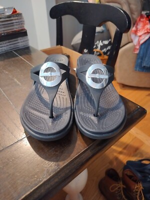 Crocs Women's Sanrah Circle Bow Flip Flop Sandal Black Size 11