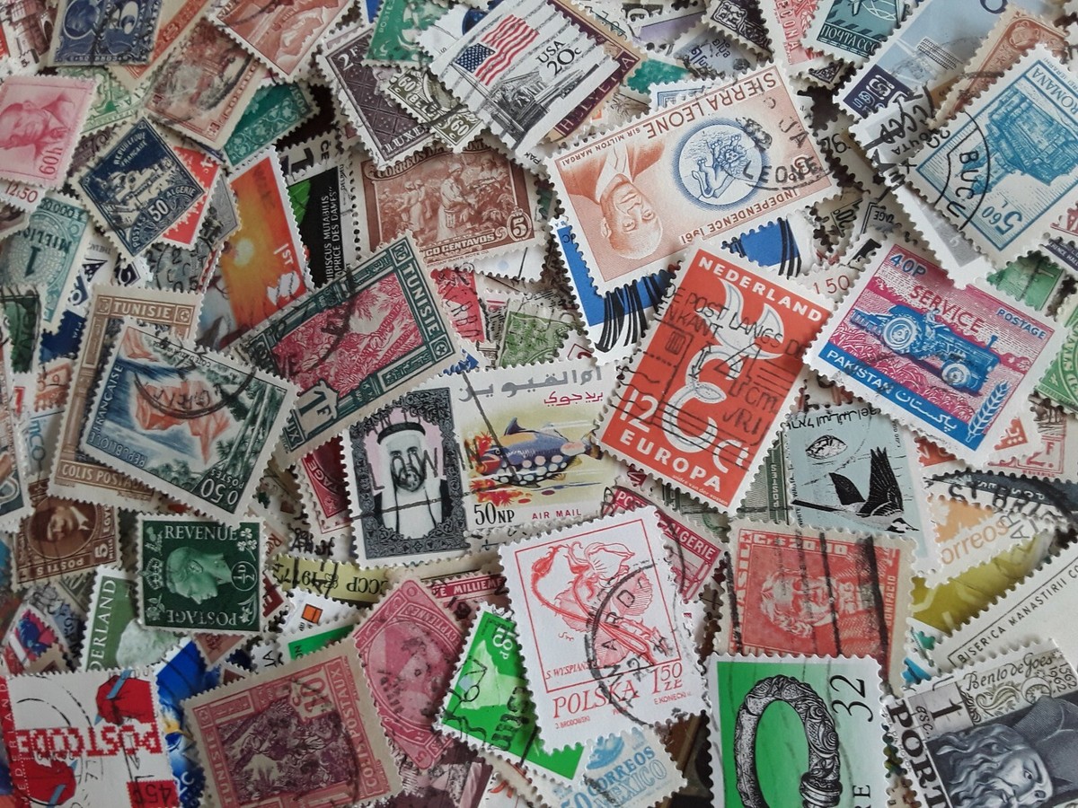 Lot D'environ 100 000 à 120 000 Timbres Monde - Petits Formats, Oblitérés, Poids ~6 Kg, Parfait Pour Collectionneurs