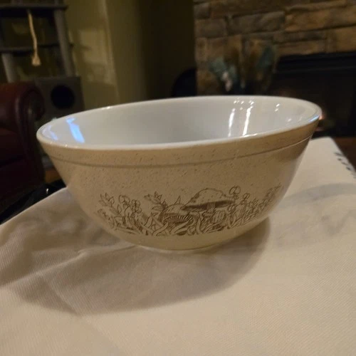 Vintage Pyrex Forest Fancies Mushroom #403  2.5 Qt Bowl.