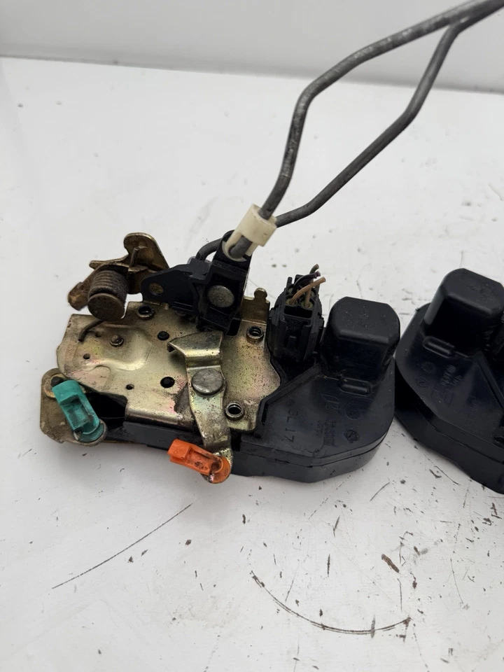 2006 Dodge Caravan Drivers Left & Right Front Door Latch - OEM Foto 3 de 4