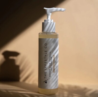 The Lyfestyle Co Radiant Glow Botanical Oil Cleanser   4.2 Oz