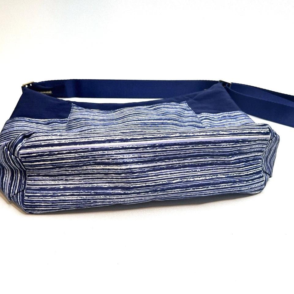 *Hobo Bandolera Preppy BAGGALLINI Hannover Azul con Rayas Azules y Blancas Foto 3 de 4