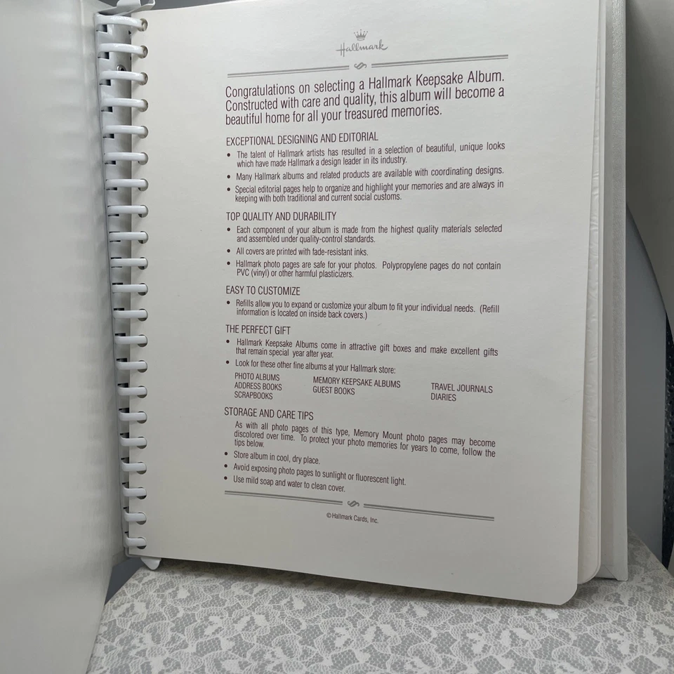 Álbum de recuerdos de recuerdo en relieve marfil con sello vintage Foto 4 de 4