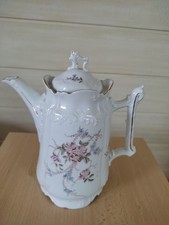 Alte Kaffeekanne mit Blumenmuster und Goldrand