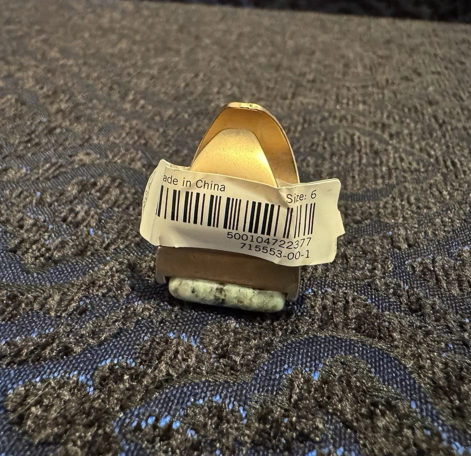 Nuevo con etiquetas Anillo Banana Republic Corte Cuadrado Piedra Verde Oro Latón Moderno Mínimo Boho 6 Foto 3 de 4