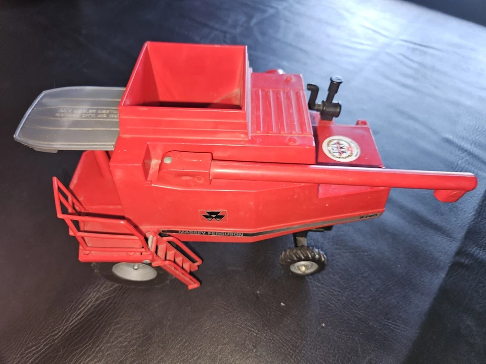 Massey Ferguson 8780 Combine Tractor Diecast ERTL 1/24 Scale - Image 3 of 4