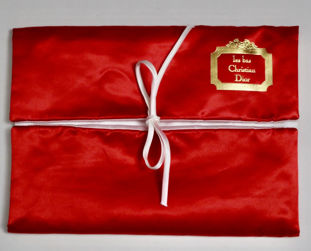 Sac de voyage Christian Dior vintage les bas rouge satin bonneterie