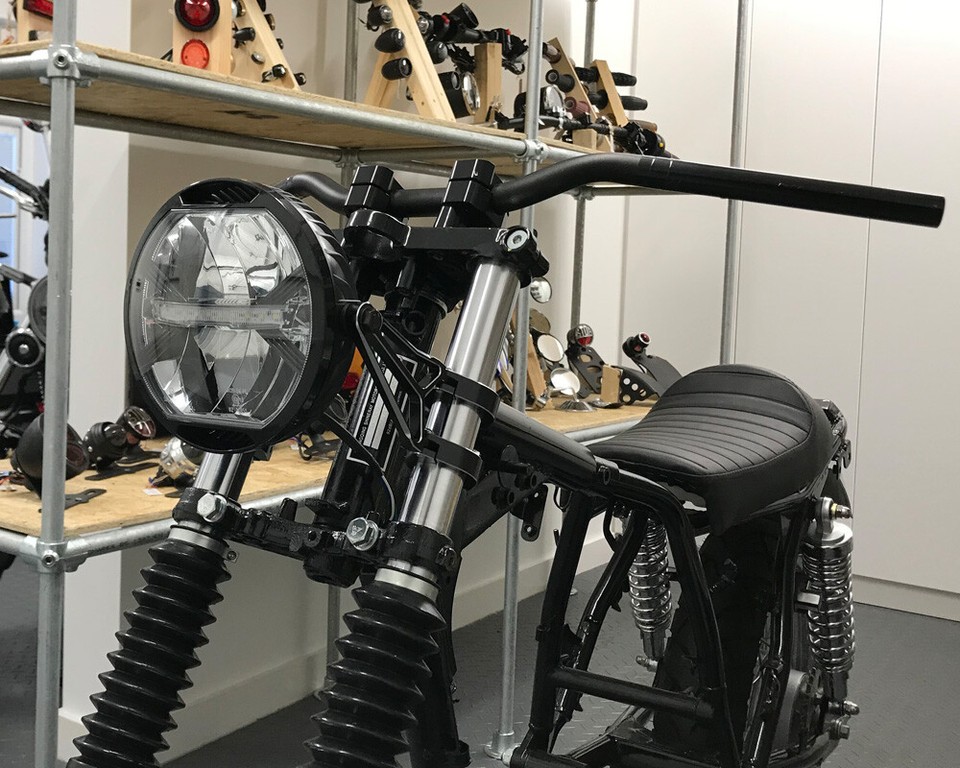 NEU SCHWARZ MOTORRAD Aluminium Scheinwerferschutz Für Yamaha XSR700