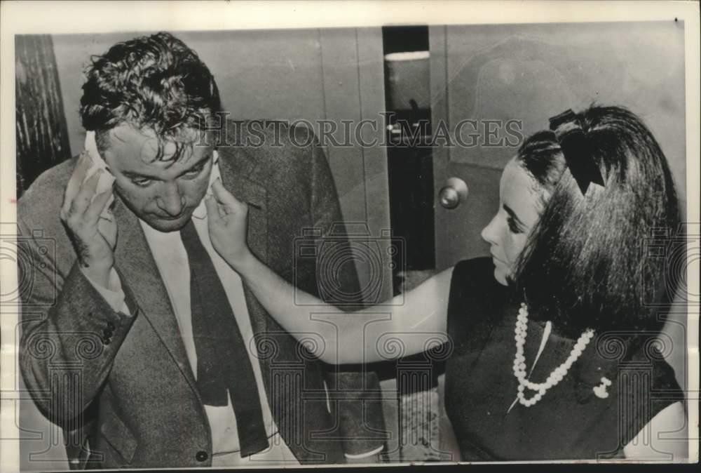 1963 Press Photo Elizabeth Taylor and Richard Burton at Mexico City Airport