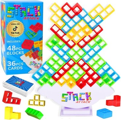 Torre gigante de bloques para juego de equilibrio en el patio para la familia