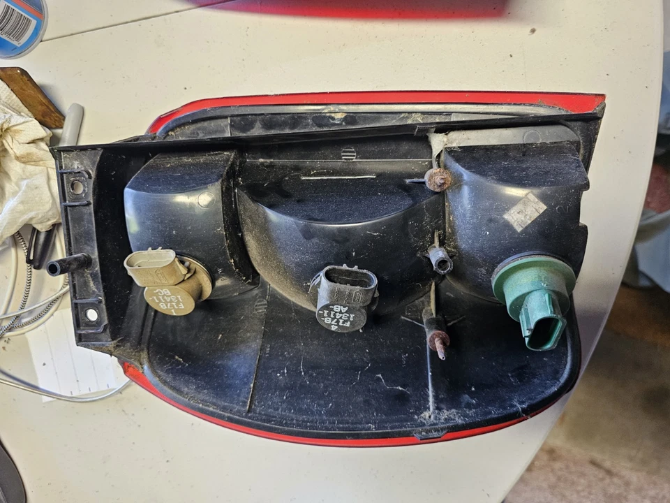 LUZ TRASEIRA TRASEIRA DIREITA GENUÍNA FORD 98-01 EXPLORER MERCURY MOUNTAINEER PASSAGEIRO - Imagem 4 de 4