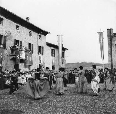 Inhabitants Castell'Arquato wearing medieval costumes dancing duri- Old Photo