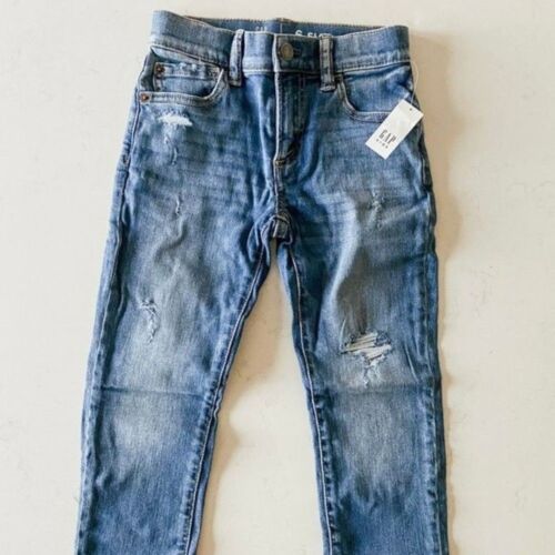 Nuevo con etiquetas jeans de mezclilla en dificultades para niños, azul lavado mediano, talla 6 delgados - Imagen 1 de 5