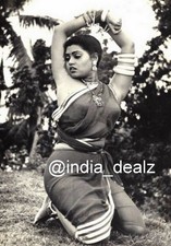 Fotografia sexy tettona modella indiana attrice donna Silk Stha Risque SIL 014