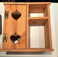 Estante de madera de pino con puerta de corazón