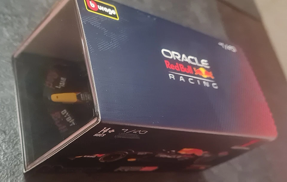 Modellino F1 1:43 Red Bull RB18 2022 – Max Verstappen bburago - Immagine 4 di 4