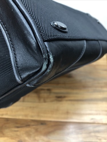 Sac fourre-tout de voyage noir Tumi 15” x 11” x 5” - Photo 12 sur 14