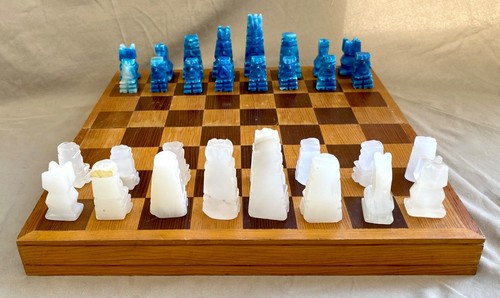 Mid Century Schachbrett aus intarsiertem Holz mit geschnitzten aztekischen Onyxfiguren, Mexiko - Bild 12 von 12