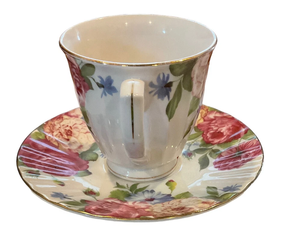 Taza de té y platillo floral vintage Grace’s Teaware con adornos dorados Foto 4 de 4
