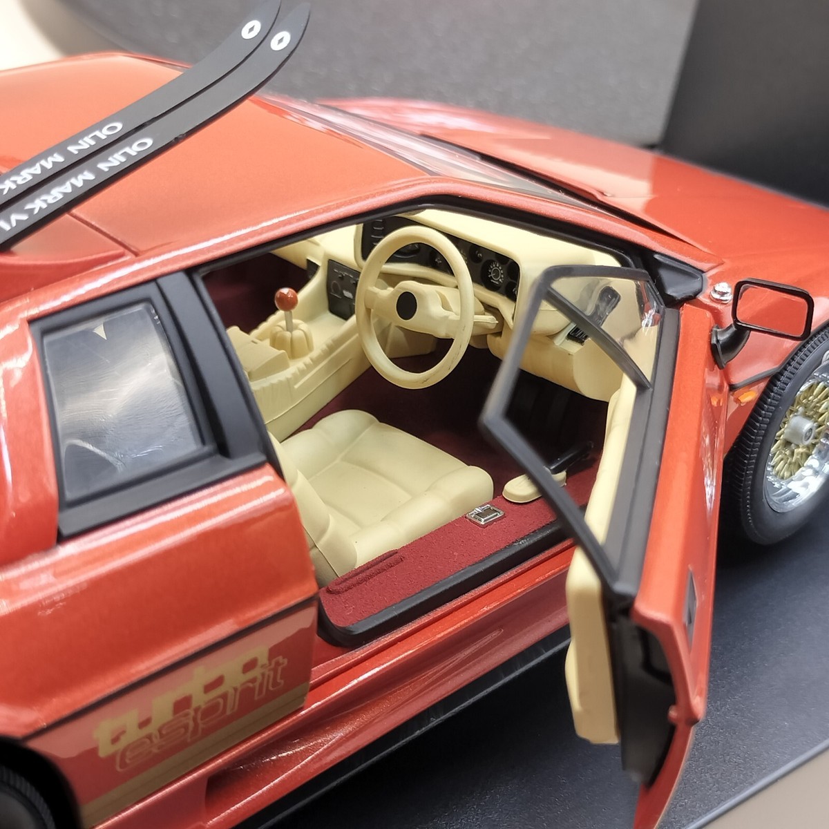 1/18 AUTOart ロータス エスプリ ターボ 007 1:18 AUTOart Lotus Esprit Turbo Bond 007 'For Your Eyes Only
