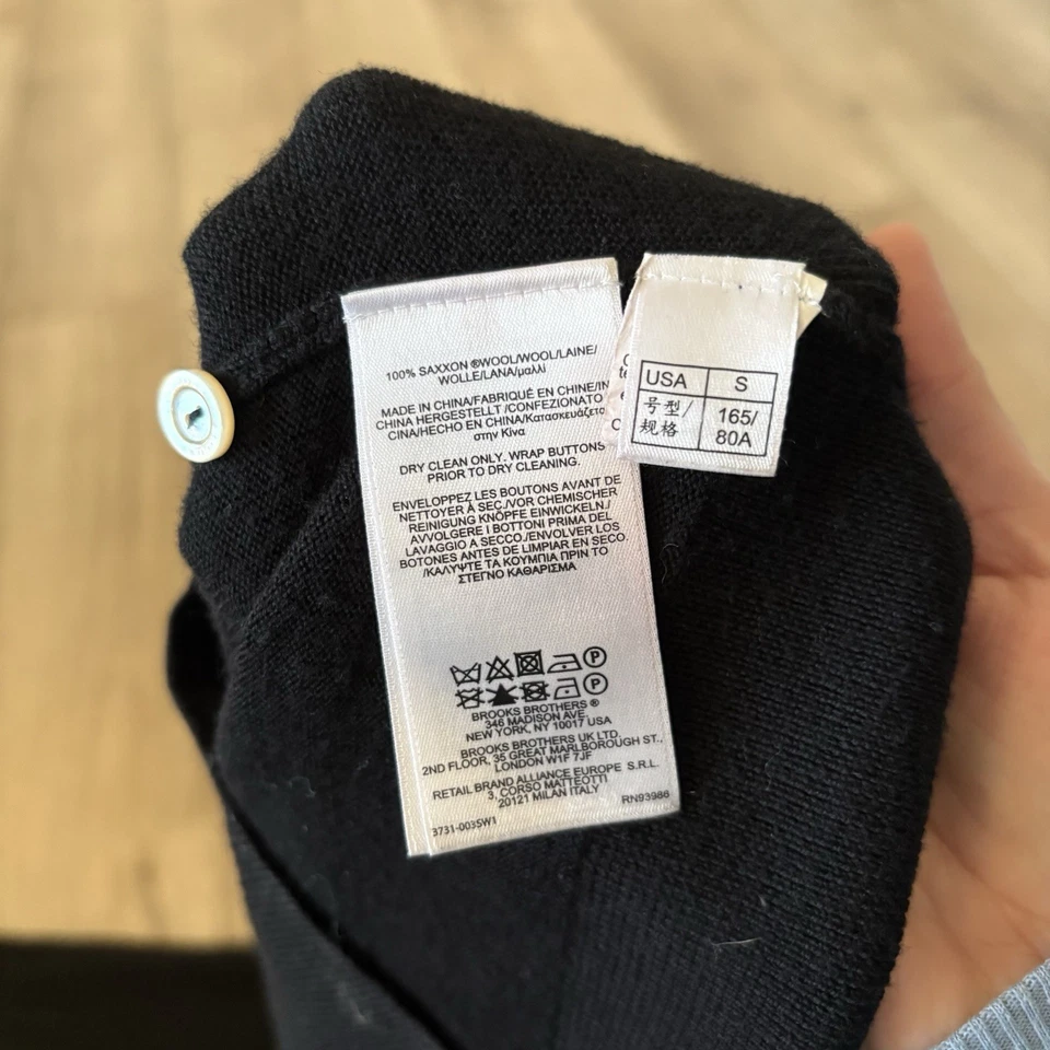 Cárdigan Brooks Brothers SaxXon de lana merino abotonado negro para mujer pequeño Foto 2 de 4