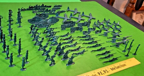 VERY NICE MATCHED SET OF 91 VINTAGE COMIC BOOK ARMY FIRGURES..........