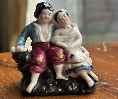 Antike Porzellan Schmuckschatulle romantisches Paar Figur Continental um 1900