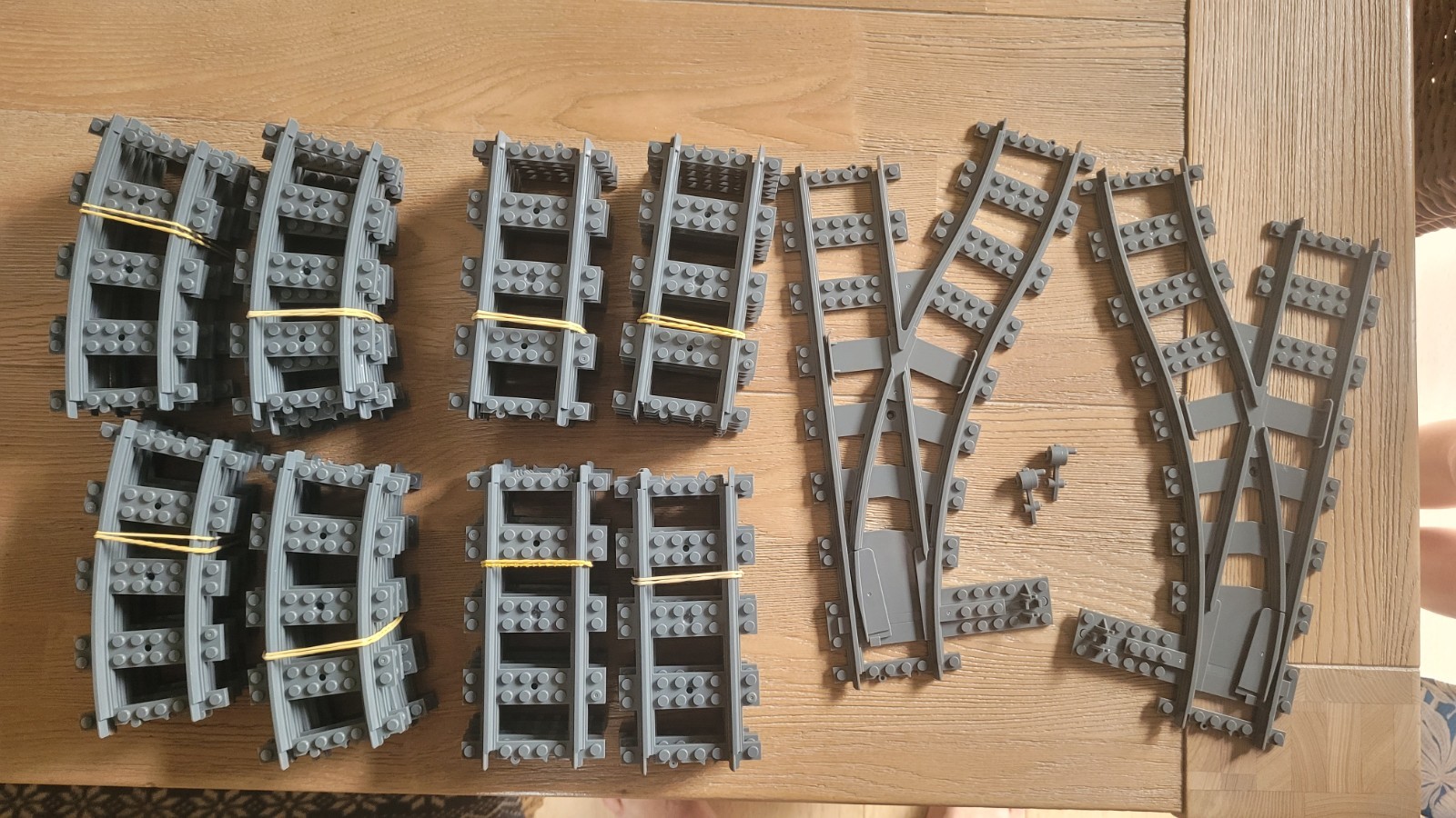 Rails pour train Lego et tramway pour réparer et agrandir un circuit de jeu