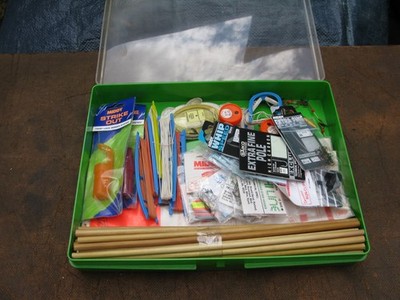 Kunststoffbox voll Angelartikel Haken, Schwimmer, Schilf Gewichte Stange elastisch & mehr