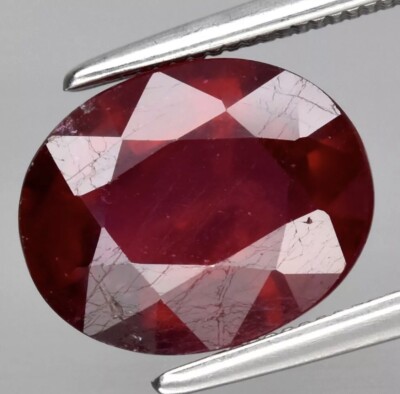 3,65ct 10x8mm oval roter Rubin Edelstein Mosambik (beheizte Glasfüllung)