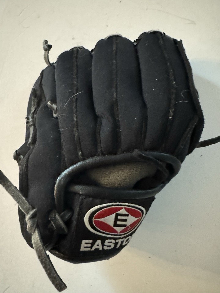 Easton Youth Black Magic 2.0 Catcher Set Ages 9-12 Charcoal