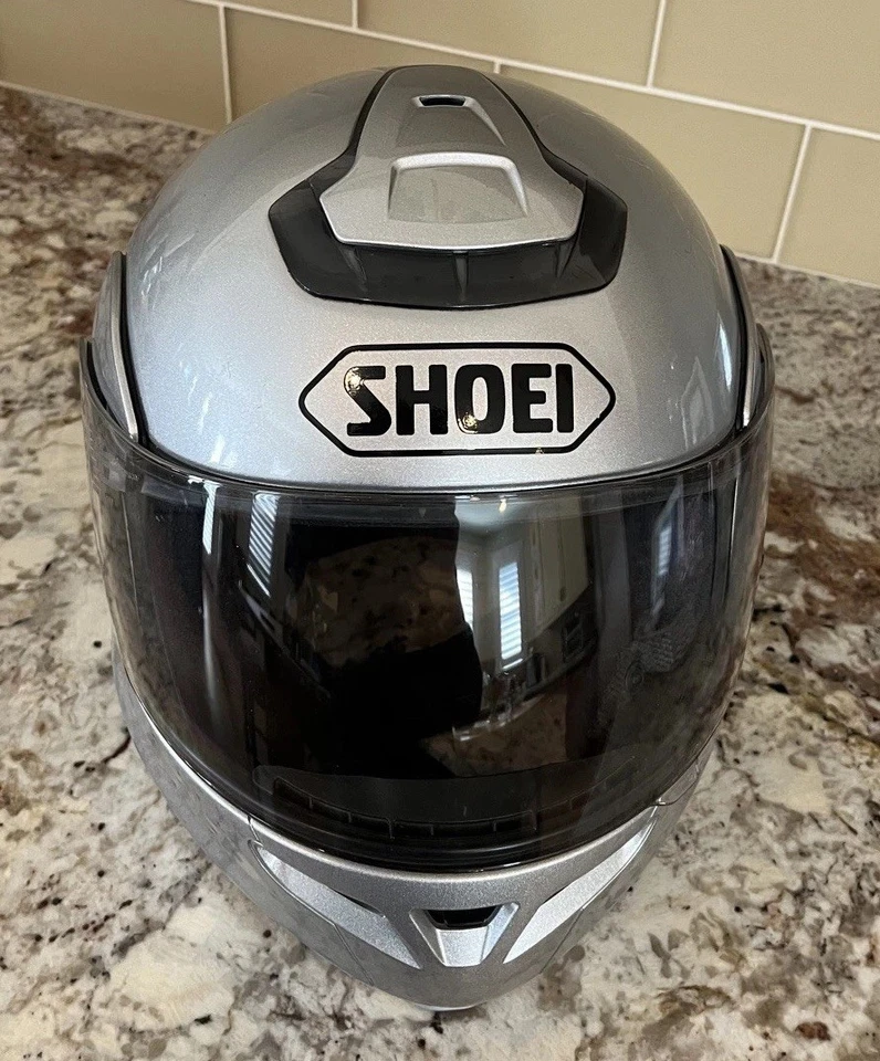 Capacete de motocicleta SHOEI rosto inteiro em prata; tamanho 6-7/8; como novo!  Com bolsa de transporte - Imagem 2 de 2