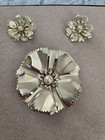 Vintage Gold Tone Floral 3D Brooch and Clip On Earring Set With Pearl Center — photo 9
