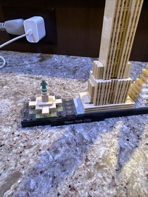 LEGO ARCHITECTURE Lot London (21034), Paris (21044), & New York (21028)